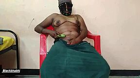 नौकरानी लड़की केला, लोकी, बैंगन से चूत में मस्ती करती है रैंच शादी में!