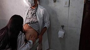 Enfermeira Fode Com Doutor Roludo No Banheiro Do Hospital