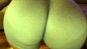 big booty teen 18+ twerkin in yoga shorts 😍