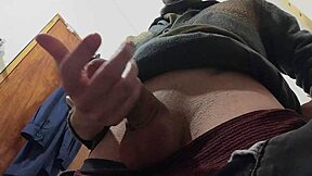 बाहर बारिश झमाझम, बाथरूम में बड़े लंड से खुशी-खुशी मुठ मारता हूँ