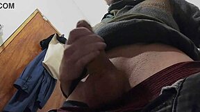 बाहर बारिश झमाझम, बाथरूम में बड़े लंड से खुशी-खुशी मुठ मारता हूँ