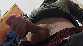 बाहर बारिश झमाझम, बाथरूम में बड़े लंड से खुशी-खुशी मुठ मारता हूँ