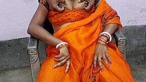 गर्म गांव की 18 साल की लड़की सुहागरात के लिए पूरी नंगी