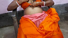 गर्म गांव की 18 साल की लड़की सुहागरात के लिए पूरी नंगी