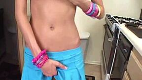 Yasmin, young 18+ Jewish ladki, apni rubbing और fingering करती है, oops door lock करना भूल गई!