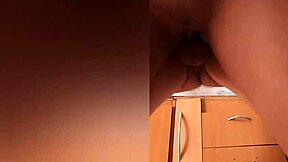 Las grandes nalgas de mi hermanastra en la cocina