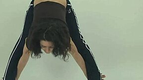 Sexiest Gymnast Babe Spreads Hot Legs Just for You!