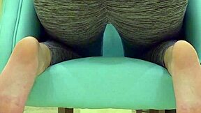 Teen babe teases her sugar daddy intensely in leggings during workout