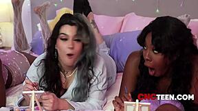 फ्री यूज स्लंबर पार्टी जहां स्टेप सिस और फ्रेंड्स टॉय्स से इनोसेंट फैंटेसी के लिए एक्सप्लॉइट होते हैं।