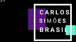 Gostosa Sentando De Vestido Com Emoções Intensas