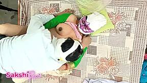 दोस्त की मॉम को मसाज में हेल्प किया, फिर बाथरूम में हॉट आंटी को क्रीमपाई के साथ बांग किया