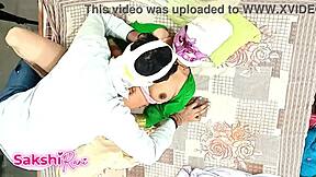 दोस्त की मॉम को मसाज में हेल्प किया, फिर बाथरूम में हॉट आंटी को क्रीमपाई के साथ बांग किया