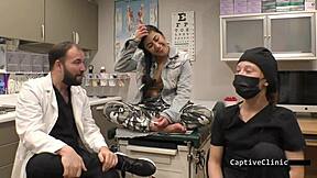 जेस्मिन रोज नर्स पीओवी में तुम्हें हैंडकफ करती है फुटजॉब के लिए?