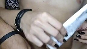 A debora prado sentou atrás de mim e masturbou o meu pau grande usando lubrificante e suas mãos com as unhas pintadas de preto