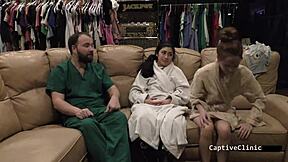 जेस्मिन रोज नर्स पीओवी में तुम्हें हैंडकफ करती है फुटजॉब के लिए?