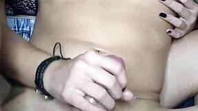 A debora prado sentou atrás de mim e masturbou o meu pau grande usando lubrificante e suas mãos com as unhas pintadas de preto