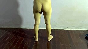 damn, check out this fine ass amateur girl working out at home