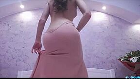 Young babe shakes her big ass on webcam