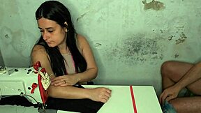 दरज़ी ग्राहक का लंड देखकर उत्तेजित हो जाती है 😏