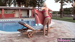 hey babe, check out Karolina King busting out in bikini!