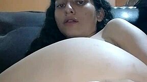 Disfruta Tanto Masturbarse En El Mueble Y Casi La Descubren