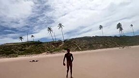 Eu e minha amiga tiramos o biqu�ni no meio da praia da bahia e demos pra todos os machos que estavam l�