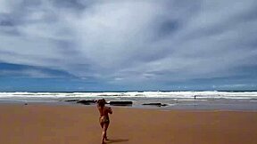 Eu e minha amiga tiramos o biqu�ni no meio da praia da bahia e demos pra todos os machos que estavam l�
