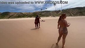 Eu e minha amiga tiramos o biqu�ni no meio da praia da bahia e demos pra todos os machos que estavam l�