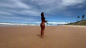Eu e minha amiga tiramos o biqu�ni no meio da praia da bahia e demos pra todos os machos que estavam l�