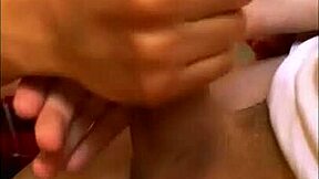 la colegiala timida se quedó en el apartamento de su amigo después de una noche de fiesta y aunque ella no quería nada más que tierna él tenía otros planes