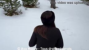 petite salope taille une pipe baveuse et prend une grosse dose de sperme sur le visage