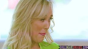 beautiful blonde milf munches cute teen pussy 😘