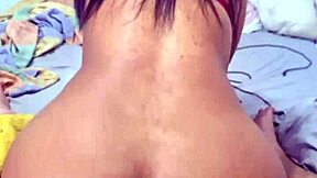 disfruta la vista de esta culona abriendose el culo mientras se mete una verga por el ano