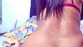 disfruta la vista de esta culona abriendose el culo mientras se mete una verga por el ano