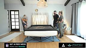 Coco Lovelock aur Kayla Paige ka gila nuru massage mein threesome chudai