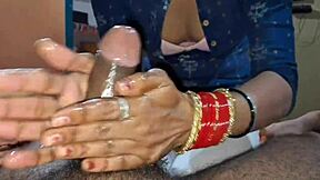 desi village bhabhi giving best massage and end up with cum in mouth 😍