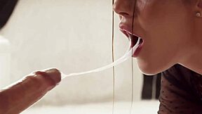 मीठी लड़की एमिली पिंक सबसे बड़े ब्लैक लंड को मुँह और गांड में संभालती है।