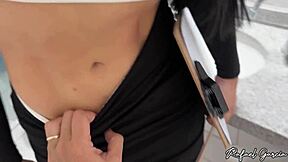 Chupei a gostosa da corretora enquanto ela me mostrava o apartamento