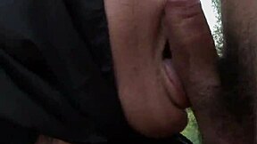 ओल्ड वुमन विदाउट डेंटर्स वुड्स में यंग 18+ मैन का लंड चूसती है