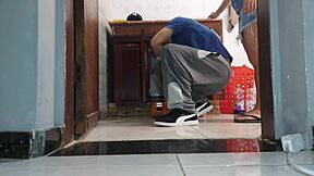 Mulher De Corno Recebe Vizinho Encanador De Saia Sem Calcinha