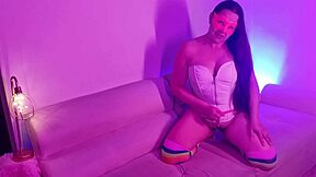 Esta Camarera Se Deja Follar Por Algo De Dinero En La Habitación Oculta