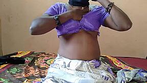 मैं बेड पर अपनी चूत में वाइब्रेटर डाल रही हूं, लेकिन थोड़ा अजीब सा है या कुछ।