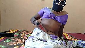 मैं बेड पर अपनी चूत में वाइब्रेटर डाल रही हूं, लेकिन थोड़ा अजीब सा है या कुछ।