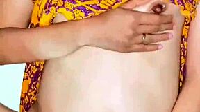 ¿Quieres ver ngentot sambil peras air susu? Mamah muda daster kuning sange berat gets creampie in homemade lingerie action.