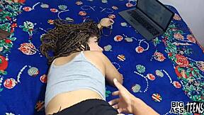 Nos quedamos solos con mi hijastra al estar sola con mi padrastro me obliga follar porque tengo el culo mejor que mi madrastra