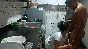 Boyfriend of my stepsister couldn't resist my big ass and fucked me in the kitchen with his delicious cock until cumming inside 😍