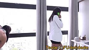 empregada brasileira provoca o patrão com big ass enquanto a esposa sai para trabalhar e leva monster cock no anal