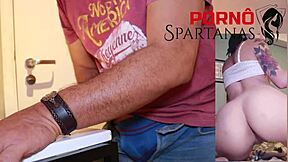 novinha de 18 assiste pornô da mãe e vai sentar no mesmo pau