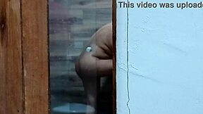 me caliento cada día más espiando a mi cuñada cuando se baña en la ducha