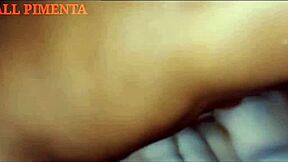 Primeira vez da esposa gostosa caseira com outro homem, deu sem frescuras ficando toda gozada corno interracial.